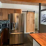 Lodge-Style Unit Near University Of Calgary